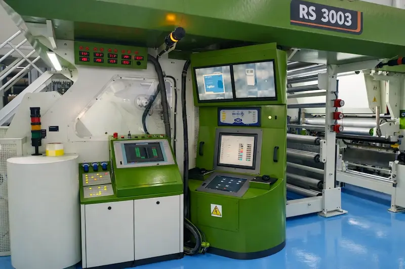 Realização de manutenção em impressora rotogravura