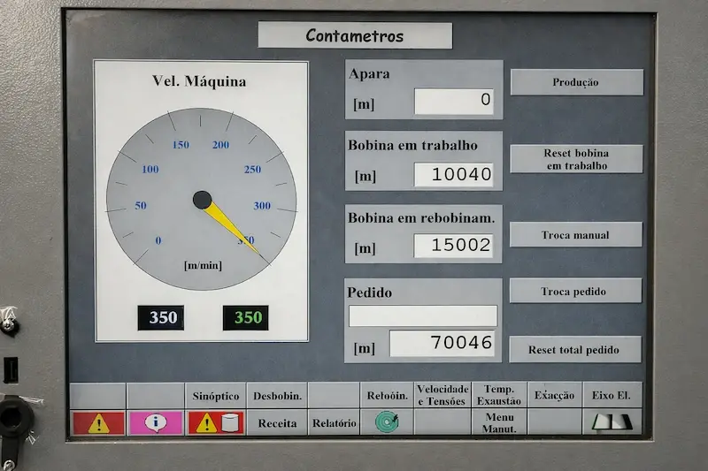Interface de software de controle sendo atualizada ou ajustada