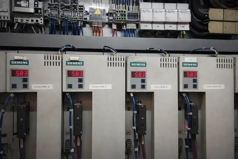 Sistema de controle gearless instalado em máquina rotativa, vista do painel