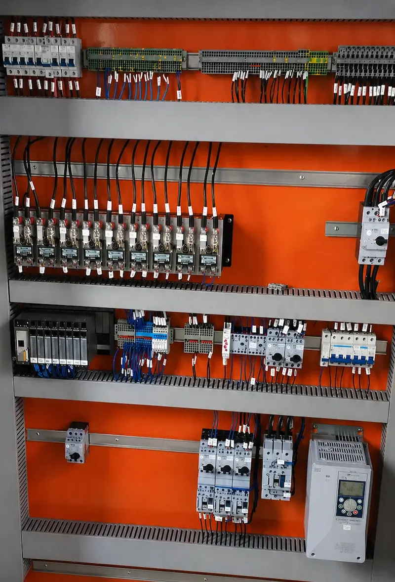 Painel elétrico organizado com trilhos e fiação limpa após modernização
