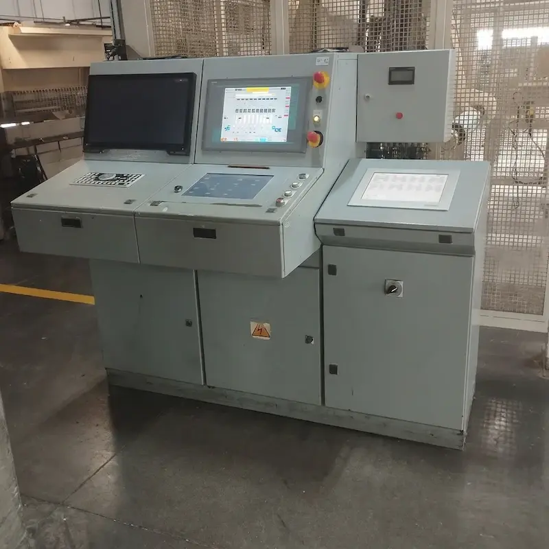 Mesa de comando com displays e controles para extrusoras e rotogravura