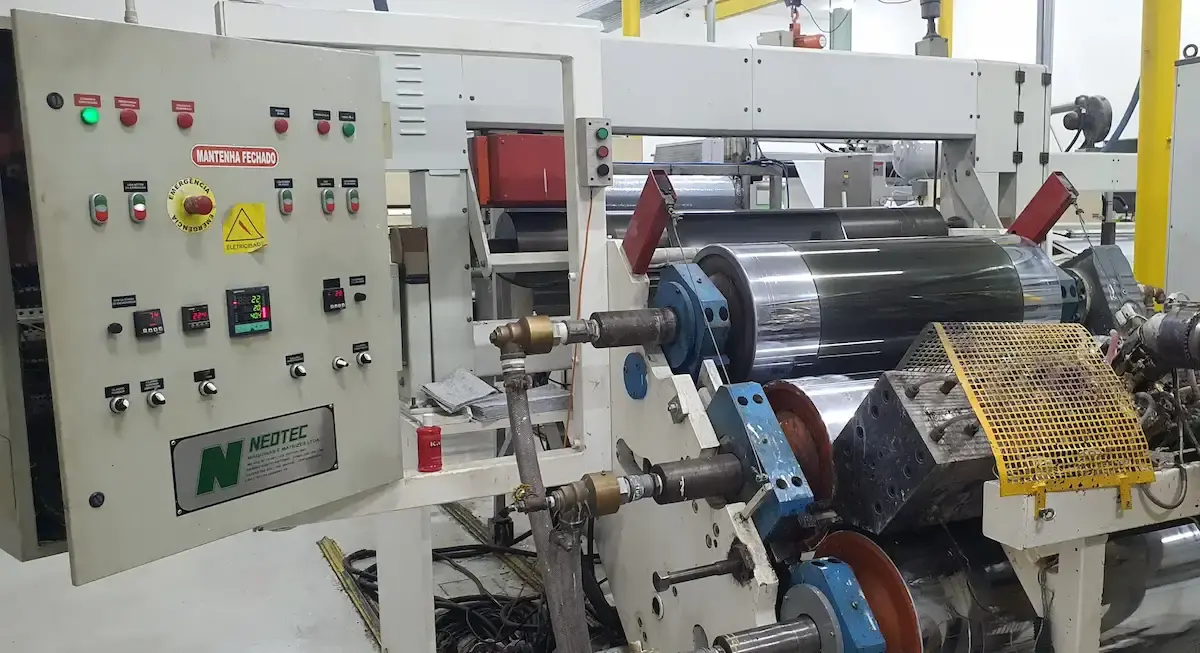 Extrurosa plana PET na qual a empresa Magni realizou retrofitting